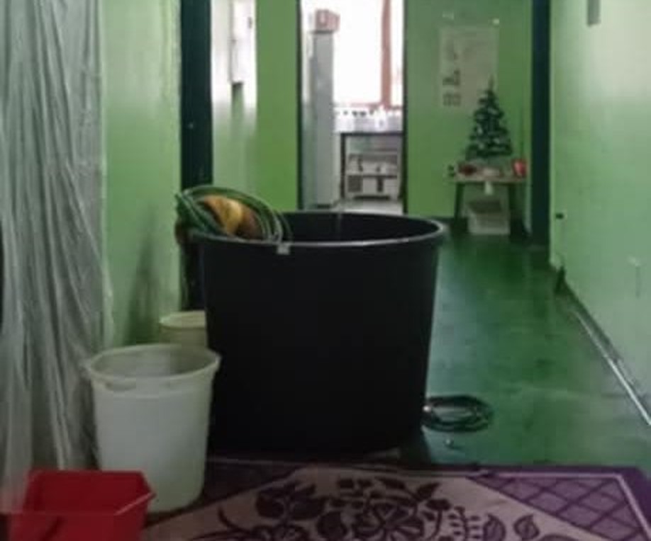 Prijedorska bolnica pod vodom, kante po hodnicima (VIDEO)