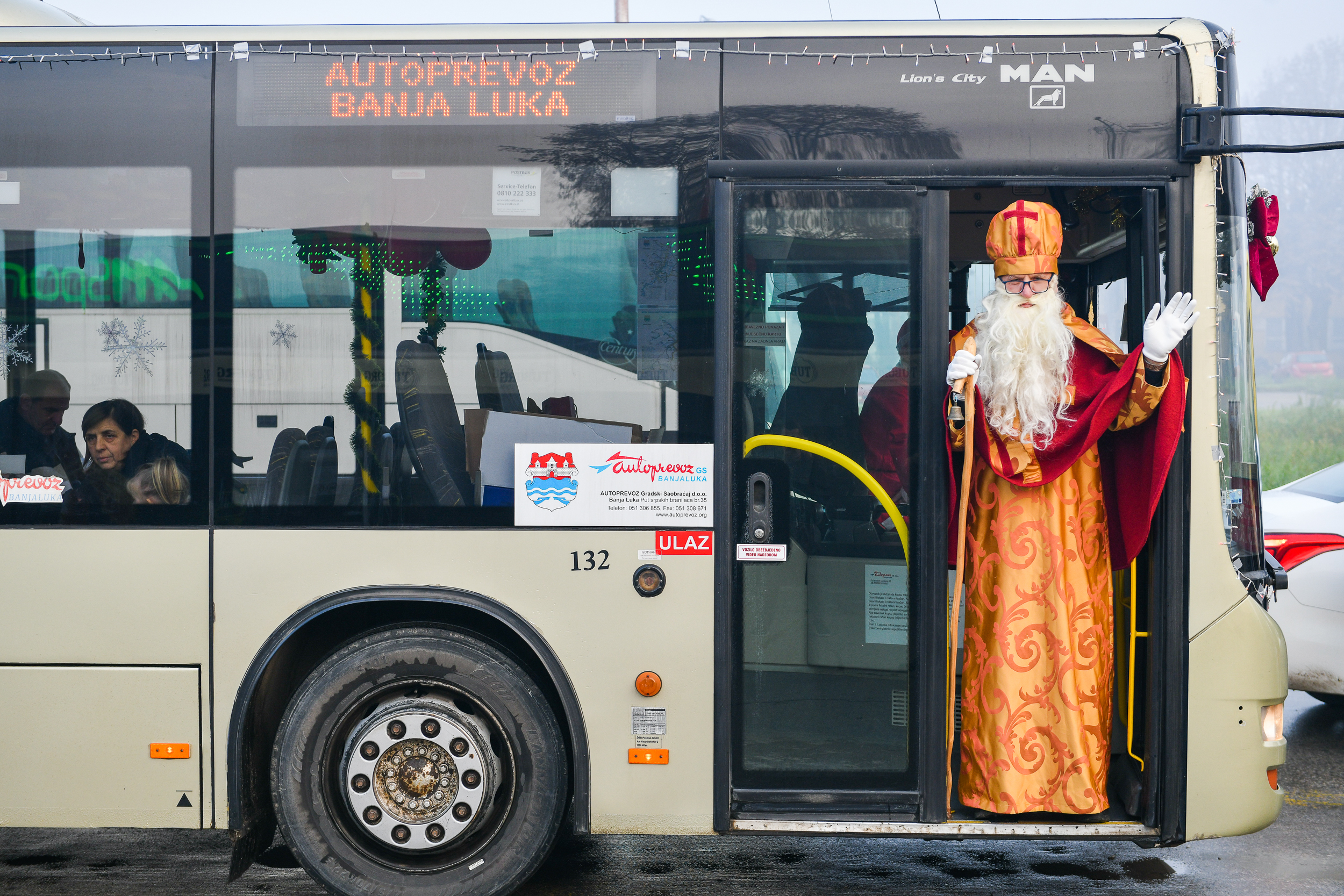 Sutra praznična vožnja sa Svetim Nikolom i Djedom Mrazom u Banjaluci