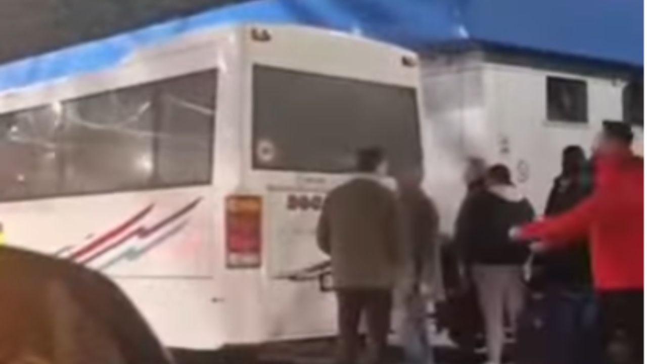 Nesvakidašnja scena na graničnom prelazu Gradiška: Putnici gurali autobus