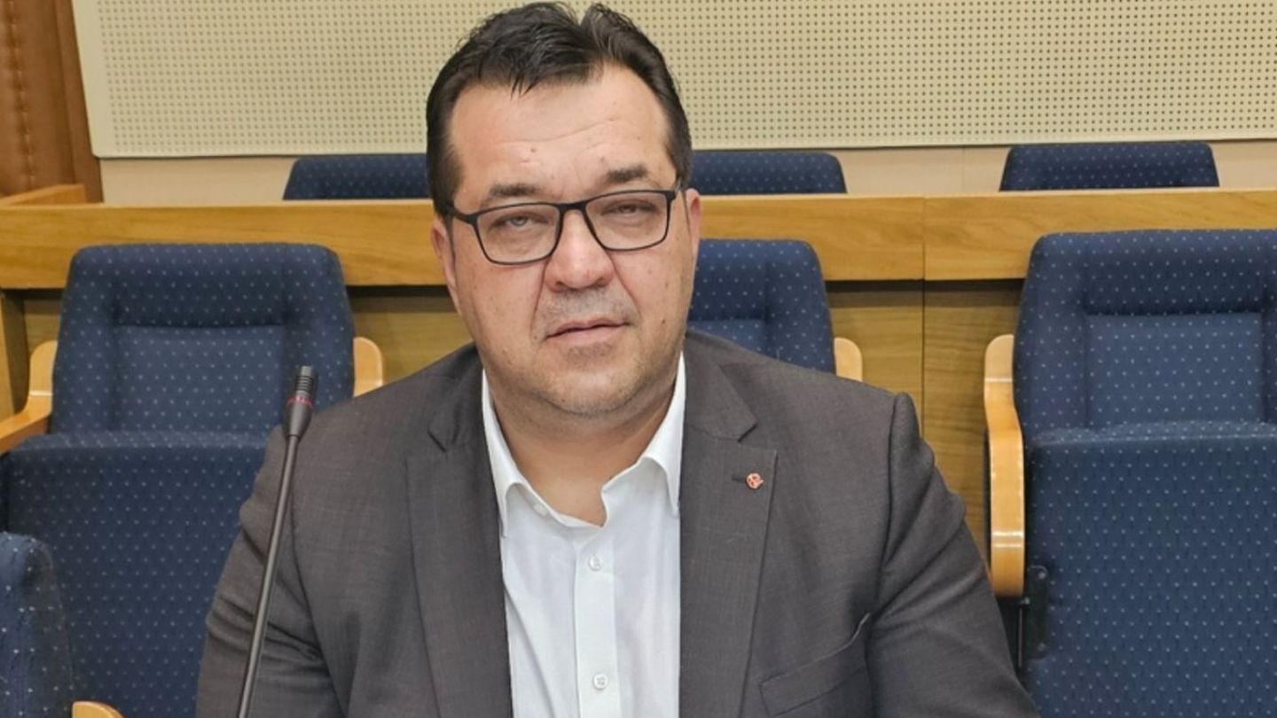 Grbić raspalio po Vladi: Doveli ste nas do toga da je ista plata čovjeka koji pravi kafu i koji vam vadi krv (VIDEO)