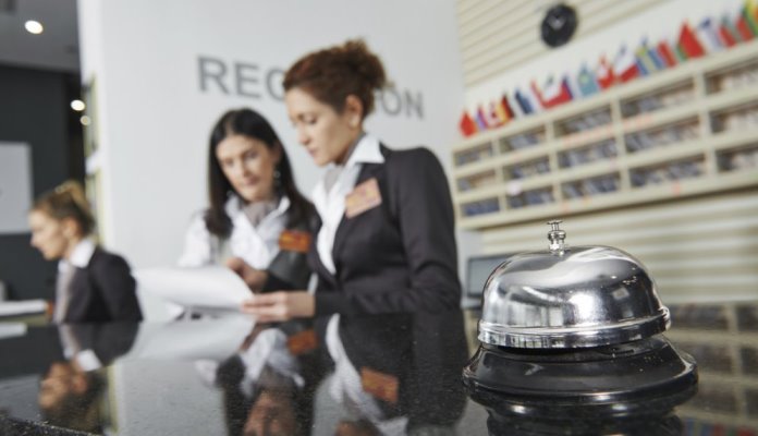 Pijana nasrnula na radnika hotela na recepciji