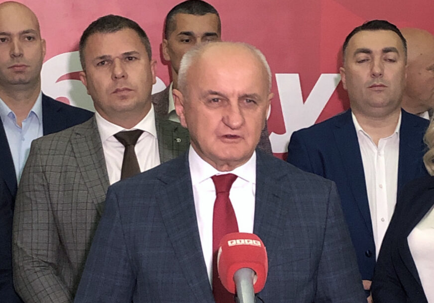 “Ja sam vidio njegove grudi sa 7 uboda” Petar Đokić iznio neobične detalje, braneći u skupštini Milorada Dodika