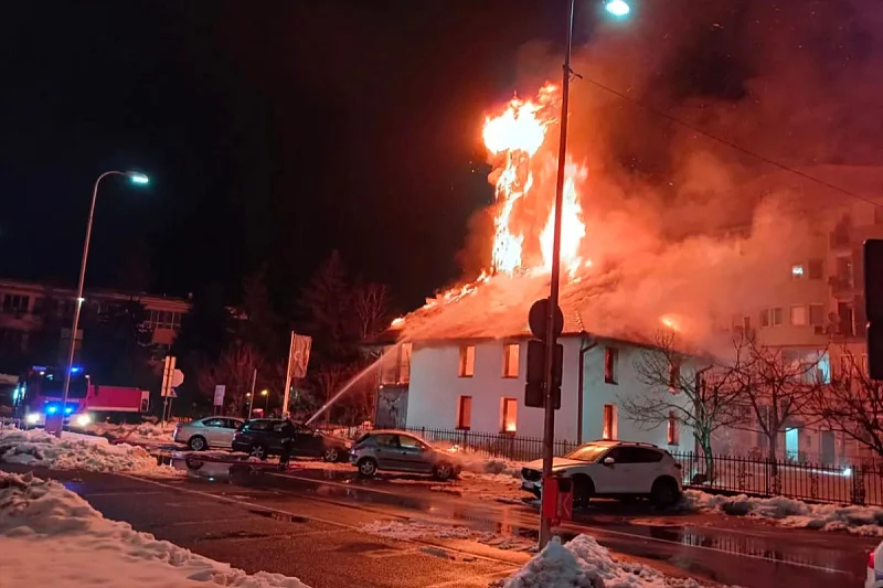 Izgorjela Hadži Pašina džamija u Brčkom, požar izbio dva sata iza ponoći