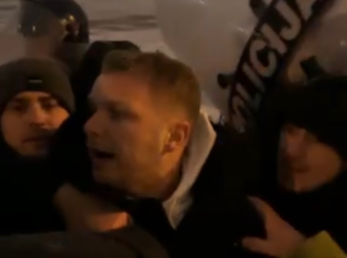 OKUPLJANJE ISPRED ZGRADE VLADE Stanivuković blokirao parking, policija reagovala! (VIDEO)