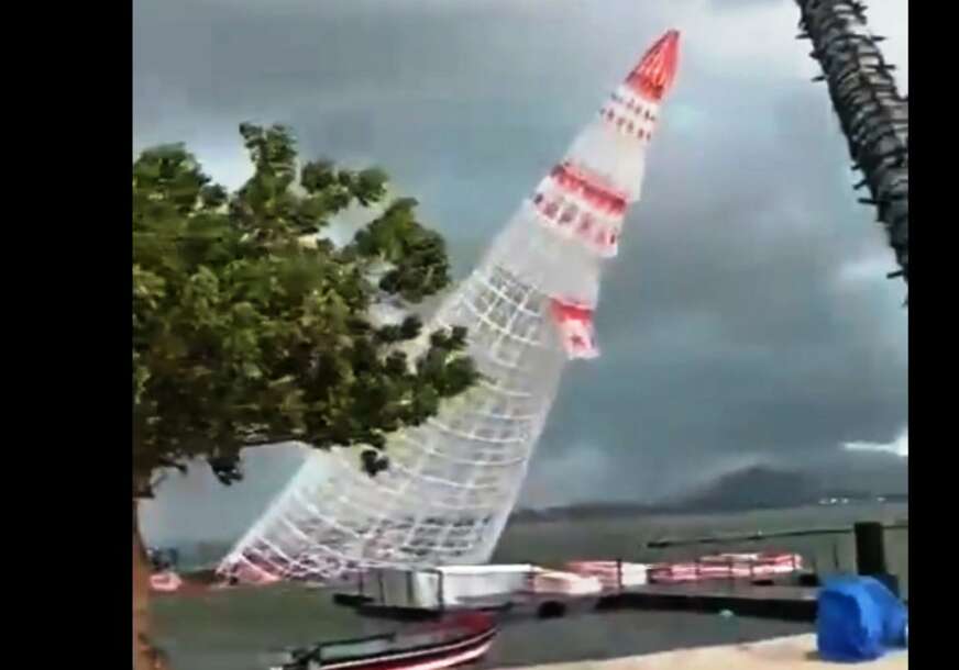 UBILA GA JELKA Jedan radnik poginuo, dva povrijeđena kada je na njih palo božićno drvo