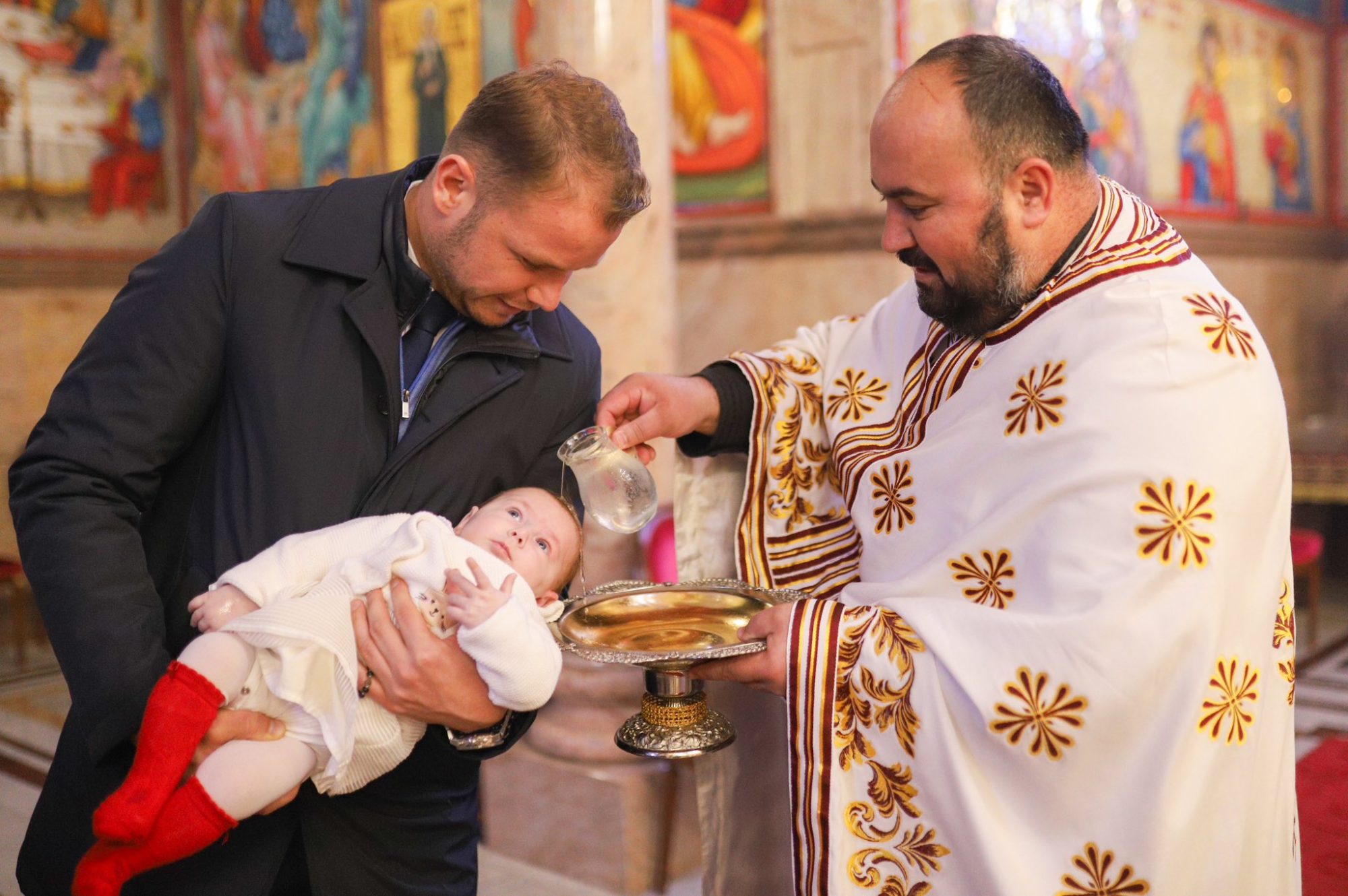 NEVJEROVATNA PRIČA! Gradonačelnik kum na krštenju djevojčici iz porodice koju život nije mazio (FOTO)