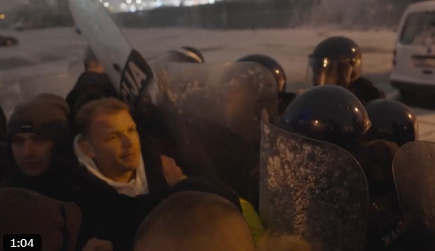 „Napravili smo špalir od naših tijela, a onda je garnizon policije nasrnuo na nas“ Stanivuković detaljno objasnio ŠTA SE DEŠAVALO NA PARKINGU kod zgrade Vlade Srpske (VIDEO)