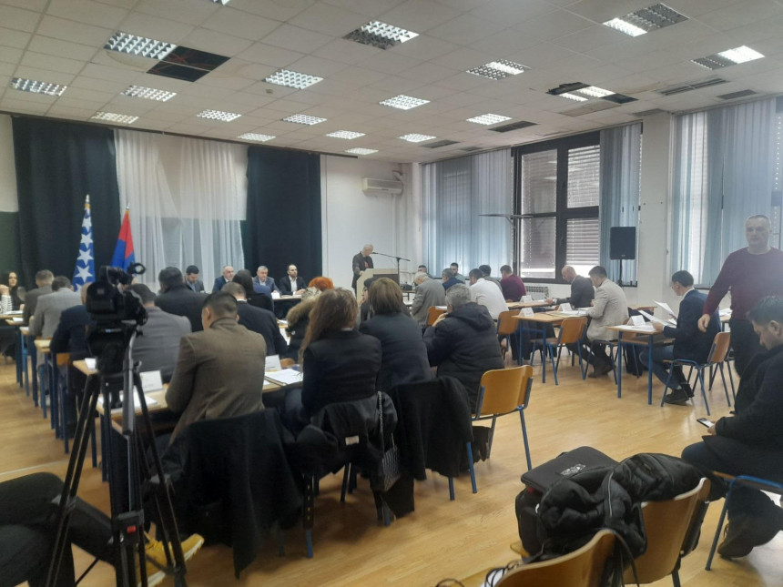 Predsjednik dobojske Skupštine gađan papirima: Gligorić se usprotivio gašenju kamera, pa IZBAČEN SA SJEDNICE