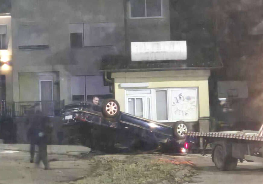 Saobraćajka u Banjaluci: Automobil završio na krovu, PROLAZNICI IZVUKLI VOZAČA