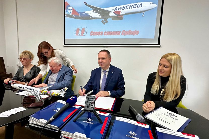 U avionima Er Srbije uputstva i na Brajevom pismu