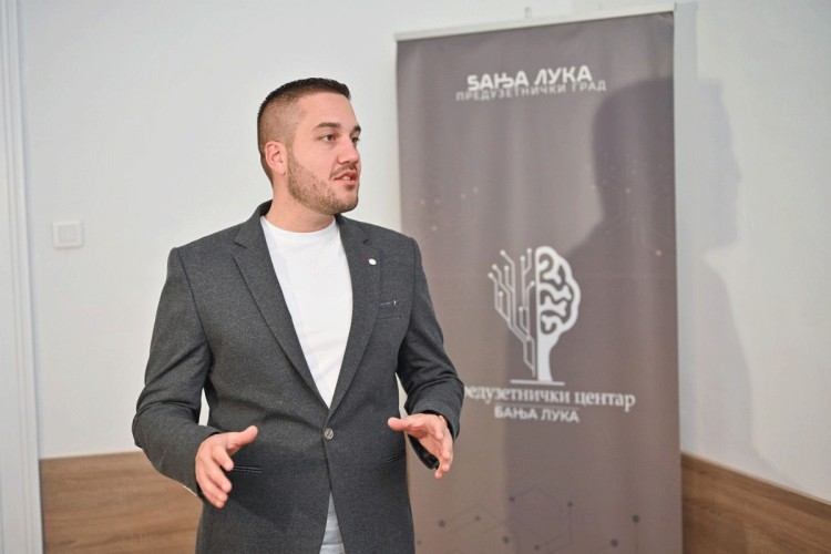 Drinić o porezima, doprinosima i nametima: Odluka Vlade kao skupljanje harača po kućama