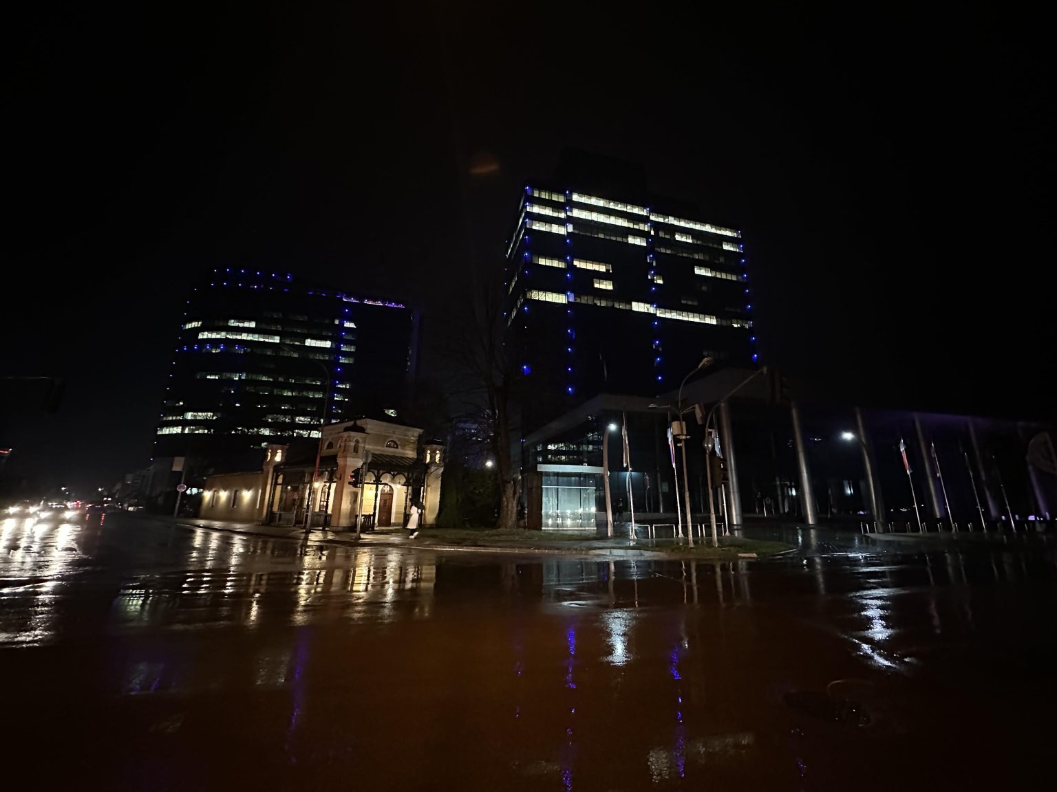 Ugašena svjetla ispred zgrade Vlade u Banjaluci!