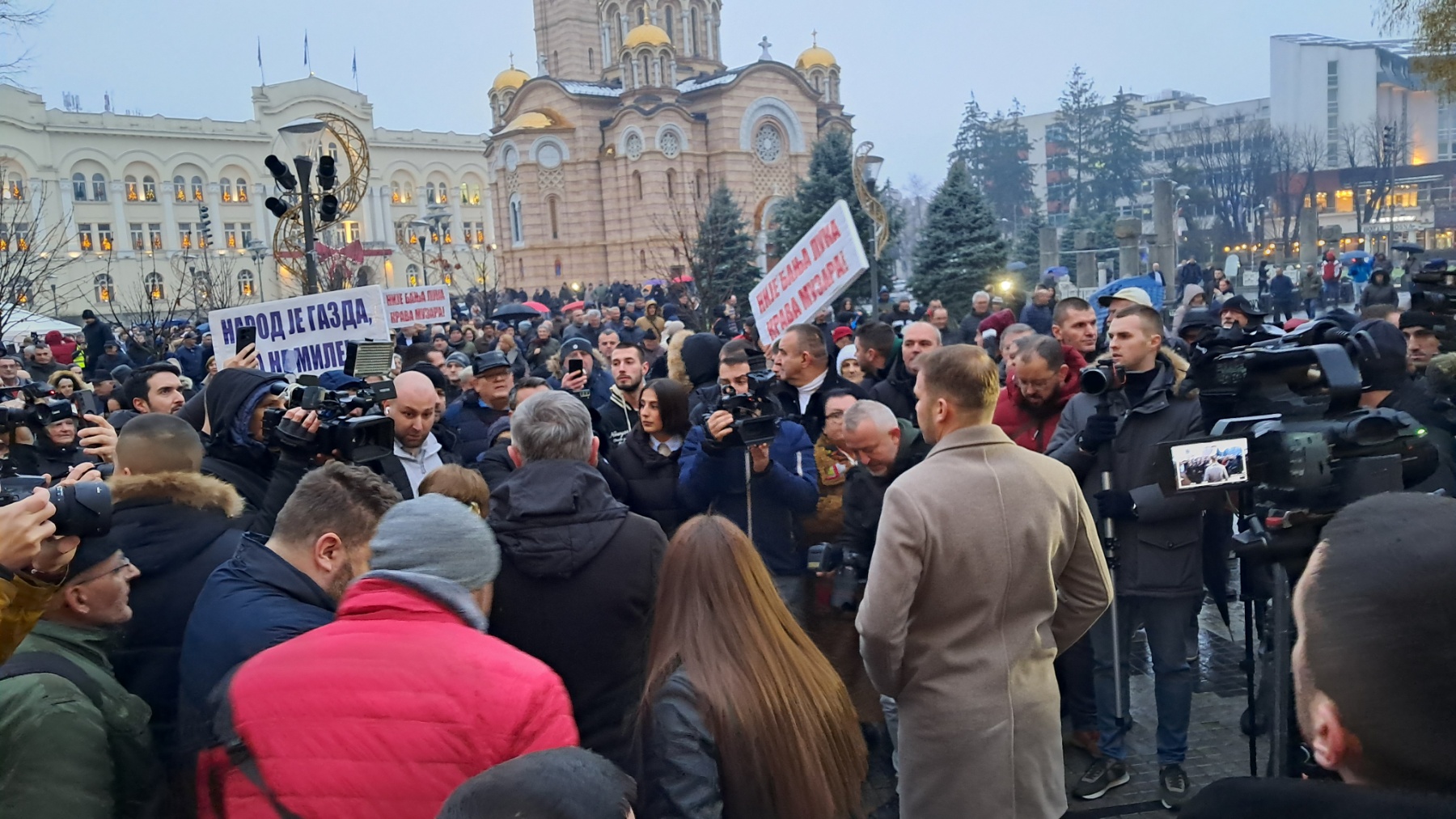 “Nije Banjaluka krava muzara” Uprkos kiši, veliki broj ljudi pred Gradskom upravom (FOTO, VIDEO)