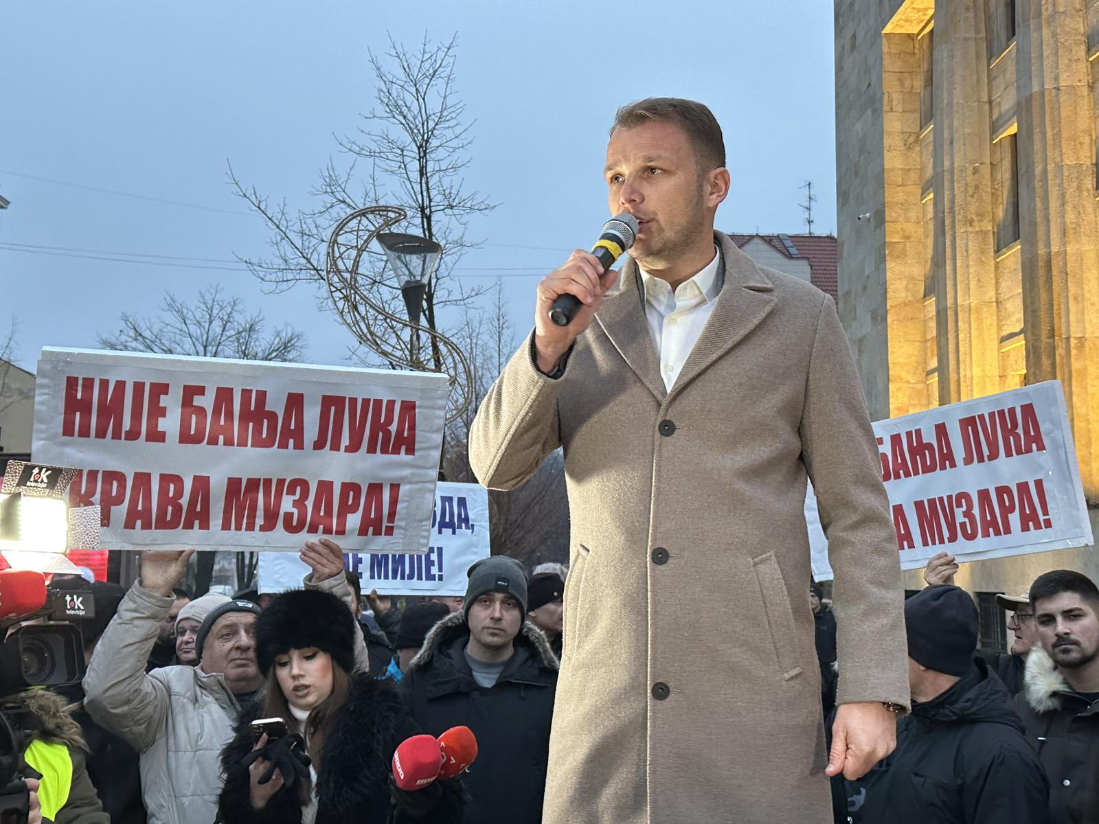 “IMAM 77 MILIONA RAZLOGA ZA BORBU” Stanivuković na protestu u odbrani Banjaluke, traži povlačenje zakona (FOTO, VIDEO)
