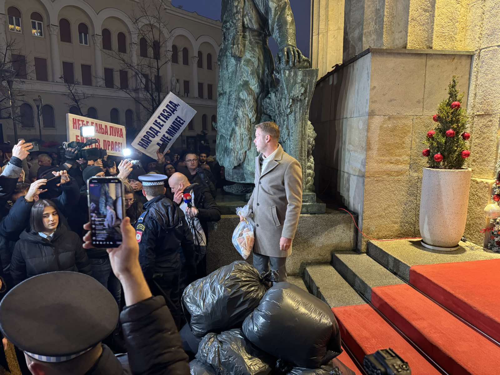 “Kad god nešto gadno zeznu, stave trobojku i dvoglavog orla” Građani simbolično ostavili VREĆE PARA na ulazu u Palatu Republike (VIDEO)