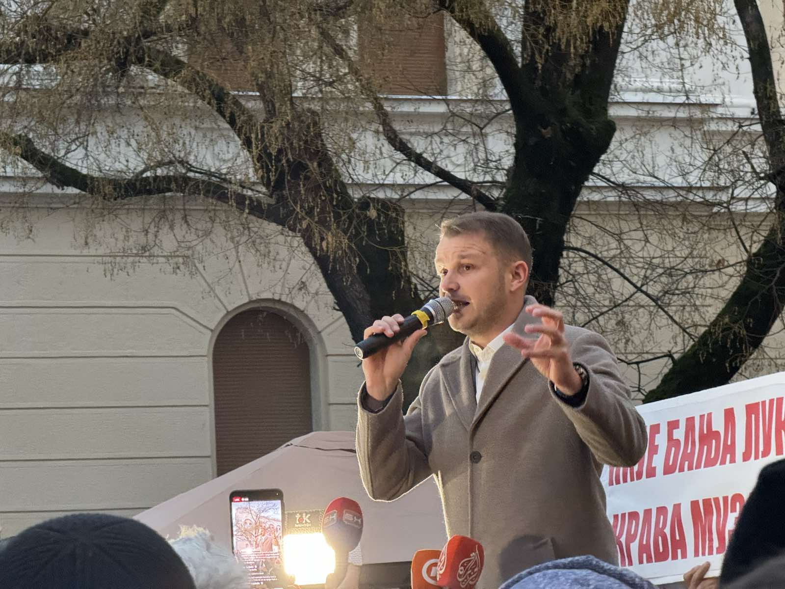 “Pala je klapna, NAŠA BORBA KREĆE” Banjalučani na protestima uputili veliku podršku Bijeljini (VIDEO)