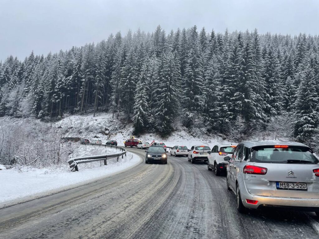 Gužve na graničnim prelazima u regionu, apel za vozače zbog poledice na cestama