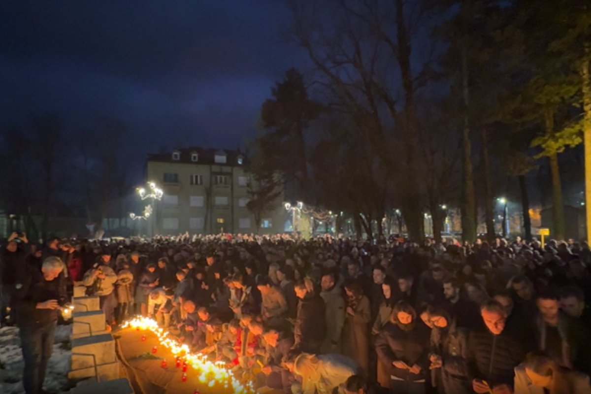 Građani širom Crne Gore pale svijeće za ubijene na Cetinju