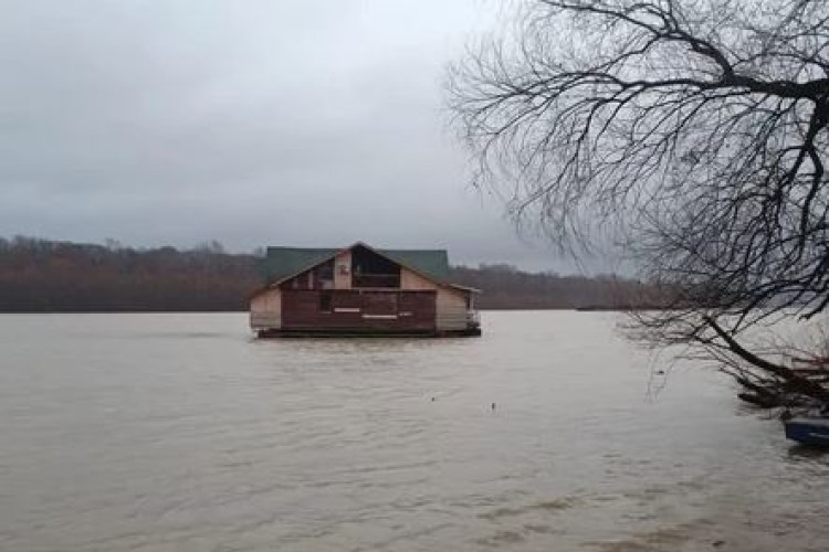 Drama na Savi: Otkačio se splav!