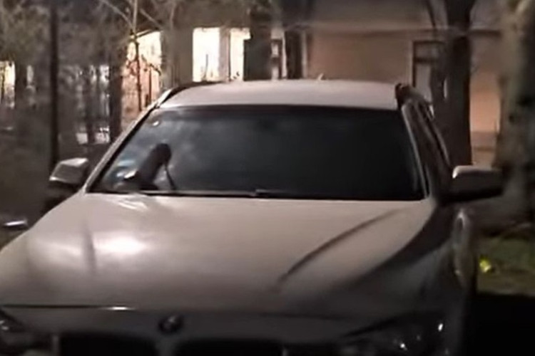 Štikla zabodena u šoferšajbnu BMV-a : Neobična novogodišnja čestitka ili osveta?