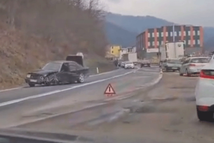 Sudar kamiona i automobila, ima povrijeđenih