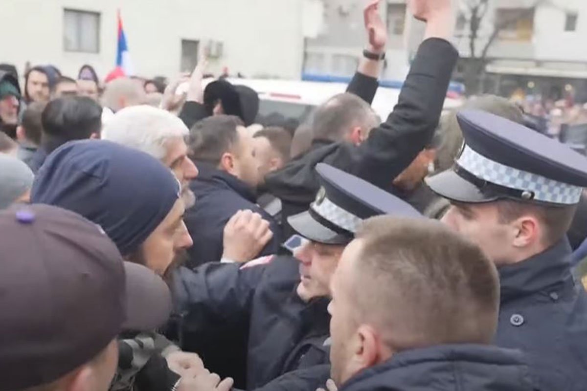 ŽESTOK SUKOB SA POLICIJOM Specijala oko Tužilaštva u Bijeljini: Čeka se odluka tužioca