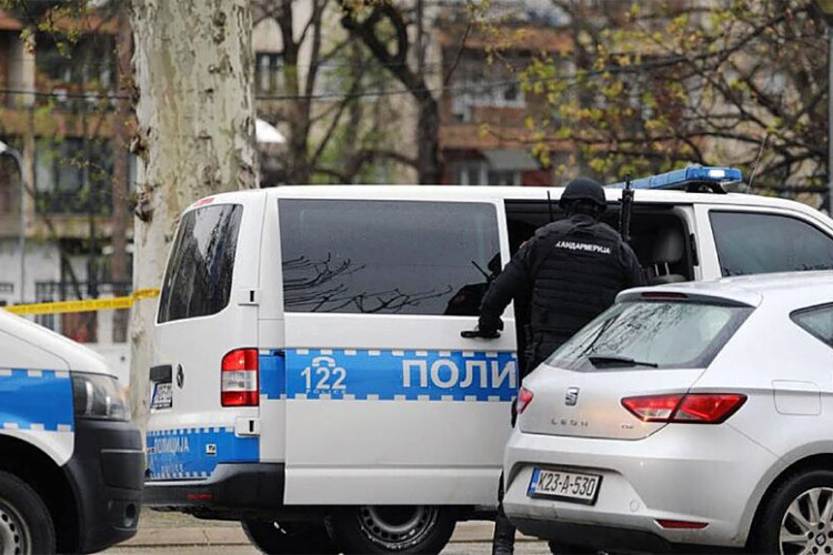 HAOS U BRODU: Napao djevojku pa je udario automobilom!