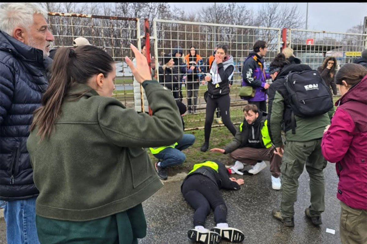 Vozač se kolima zaletio na okupljene građane i udario studentkinju