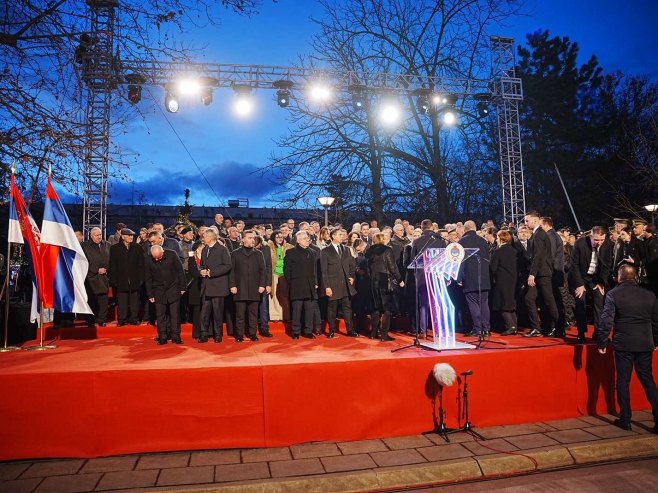 Banjaluka u bojama trobojke, zvaničnici na Trgu Krajine