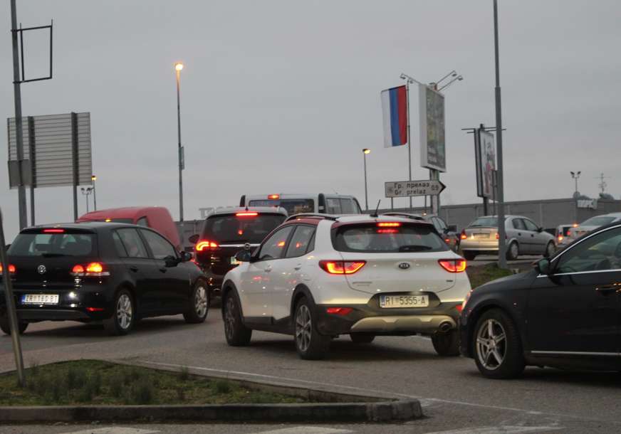 Pojačan saobraćaj IZAZIVA ZASTOJE: Na ovim graničnim prelazima na izlazu iz BiH VLADA GUŽVA