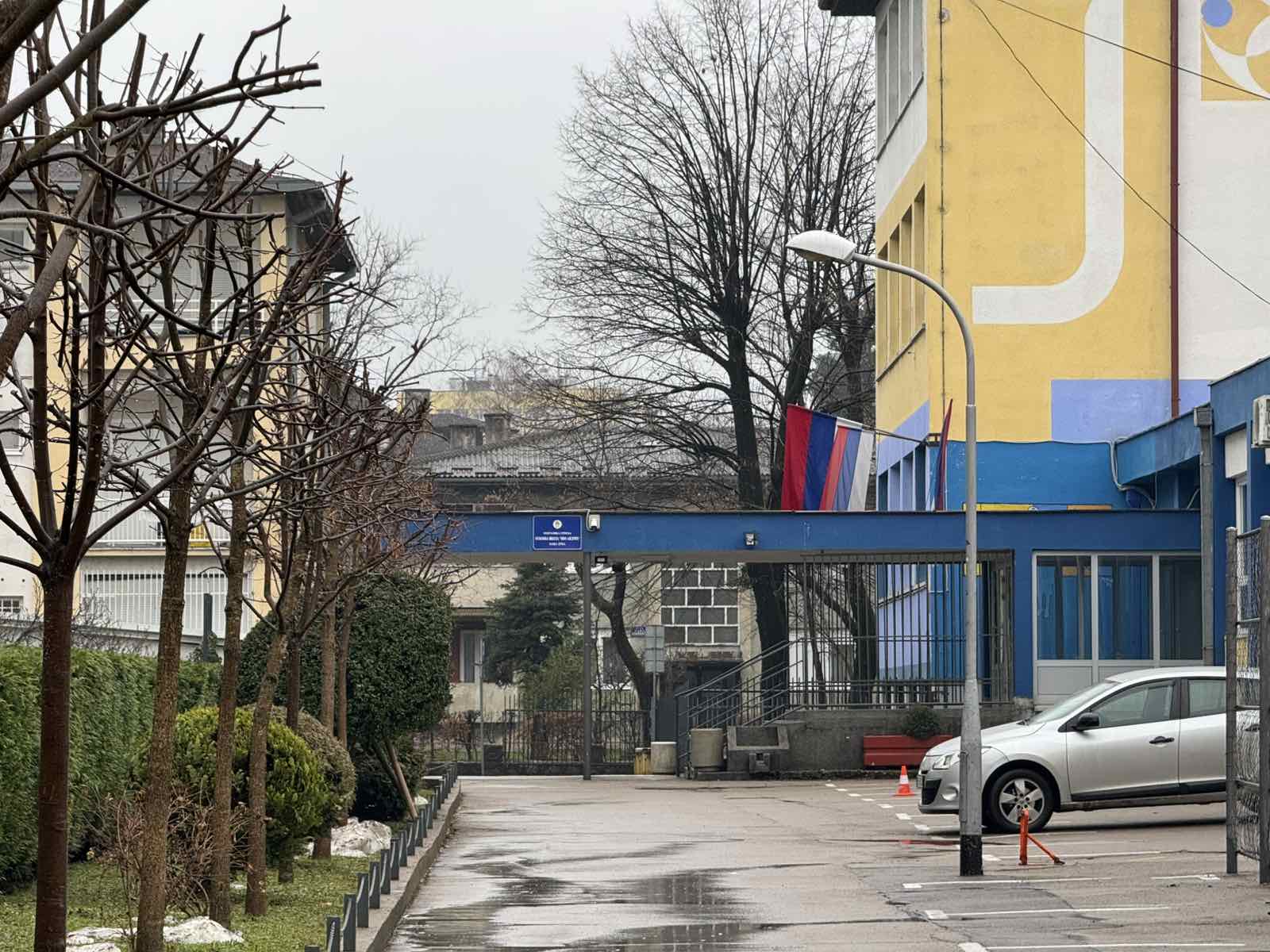 “Djeca ne nose telefone u školu, nismo znali odmah šta se dešava” Roditelji porukom obaviješteni da nema nastave, nisu dobili objašnjenje