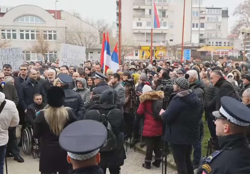 U Bijeljini počeo protest PROTIV HAPŠENJA gradonačelnika Ljubiše Petrovića (UŽIVO)