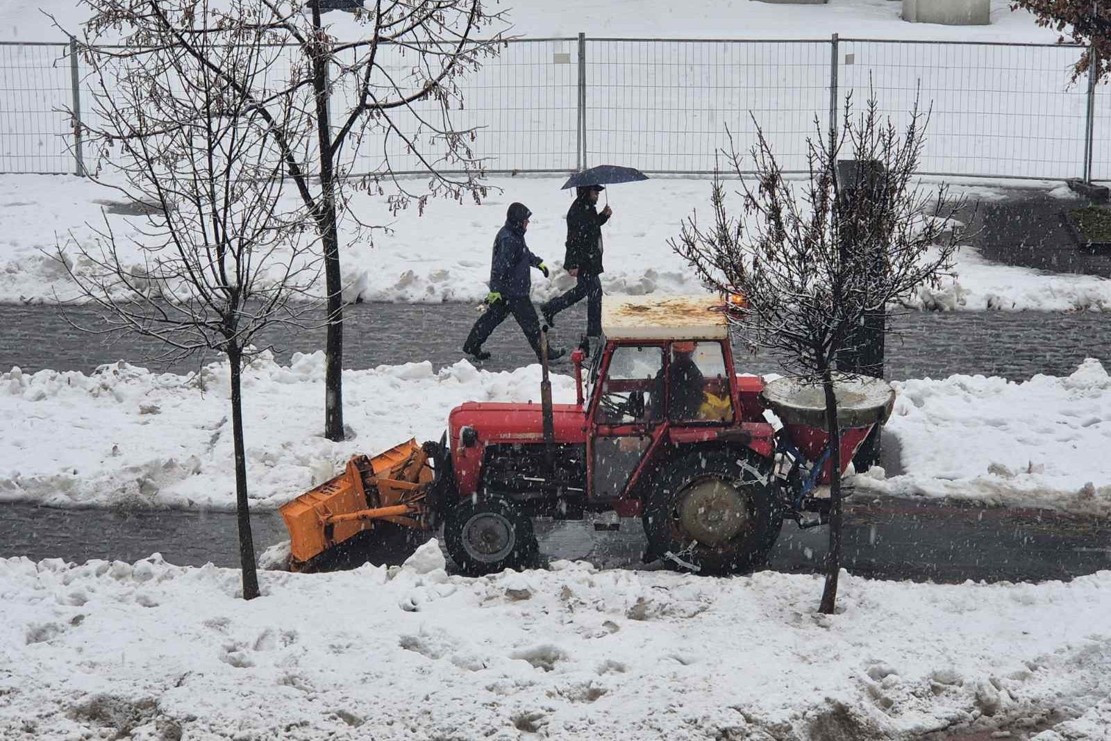 Ekipe zimske službe na terenu zbog snježnih padavina u Banjaluci