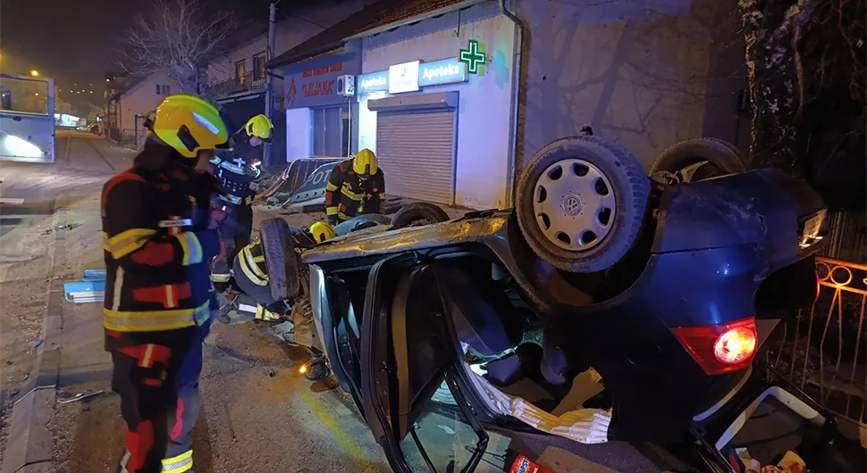 Detalji nezgode u Banjaluci: Prolaznici izvukli vozača iz auta