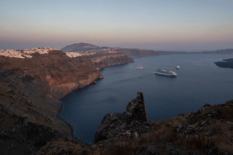 Stanovnici napuštaju Santorini, strahuju od još jačih zemljotresa