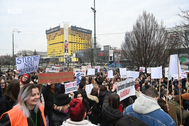 Protest u Sarajevu: “Njih nije ubila kiša ni kamen, već nemar”