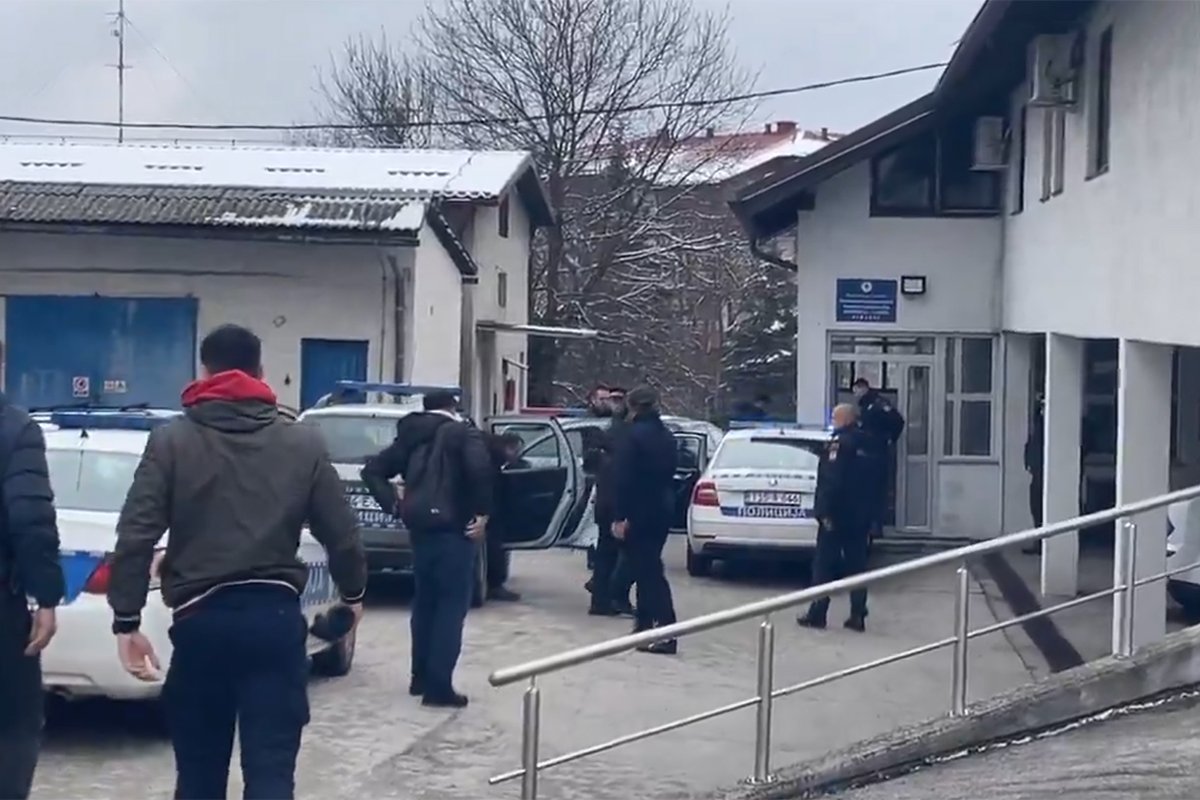 Pogledajte sprovođenje Selimovića u policijsku stanicu (VIDEO)