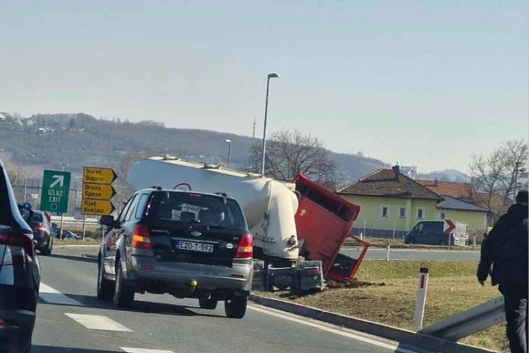 Kamion probio zaštitnu ogradu na autoputu, ima povrijeđenih