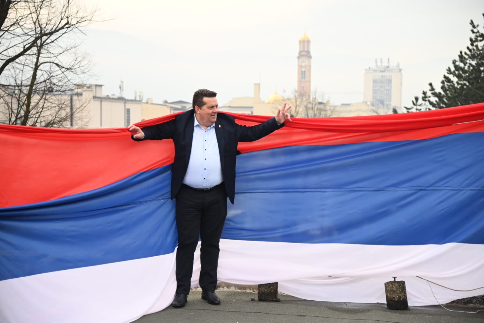 Srpska funkcioniše na svakom mjestu: Stevandić dan počeo u operacionoj sali, a potom se ogrnuo trobojkom