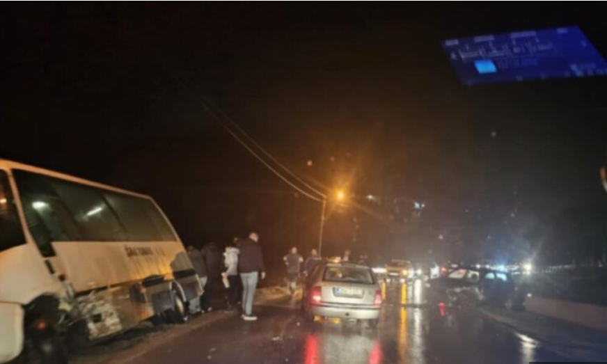 Sudarili se autobus i automobil: Teška nesreća u naselju Saračica