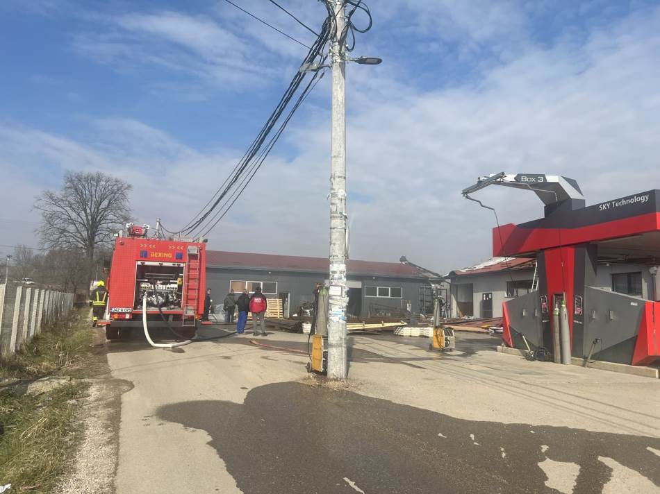Izbio požar auto-praoni u Dragočaju, vatrogasci brzo reagovali