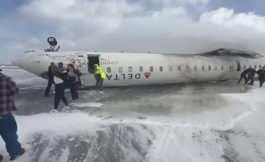 Avion se srušio na pistu naopačke, ljudi u panici (VIDEO)