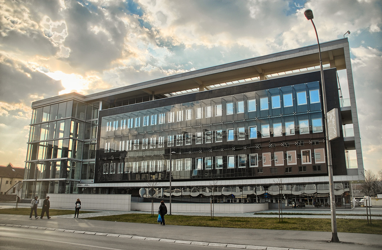 DUG SKORO 109 MILIONA KM Firma iz Slovenije plijeni objekte Centralne banke BiH, među njima i onaj u Banjaluci