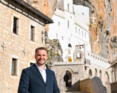 “Ostrog nije samo mjesto hodočašća” Stanivuković posjetio čuvenu pravoslavnu svetinju