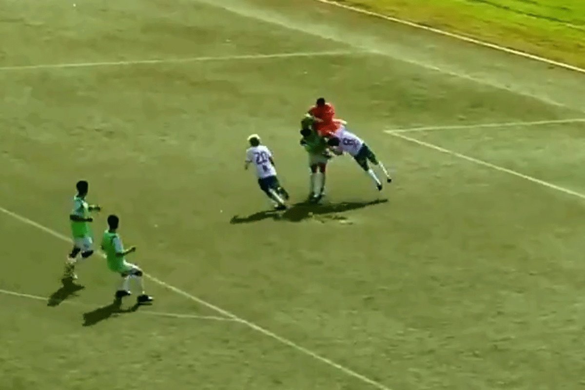 Jezivo: Fudbaler umro na licu mjesta nakon sudara s golmanom (VIDEO)
