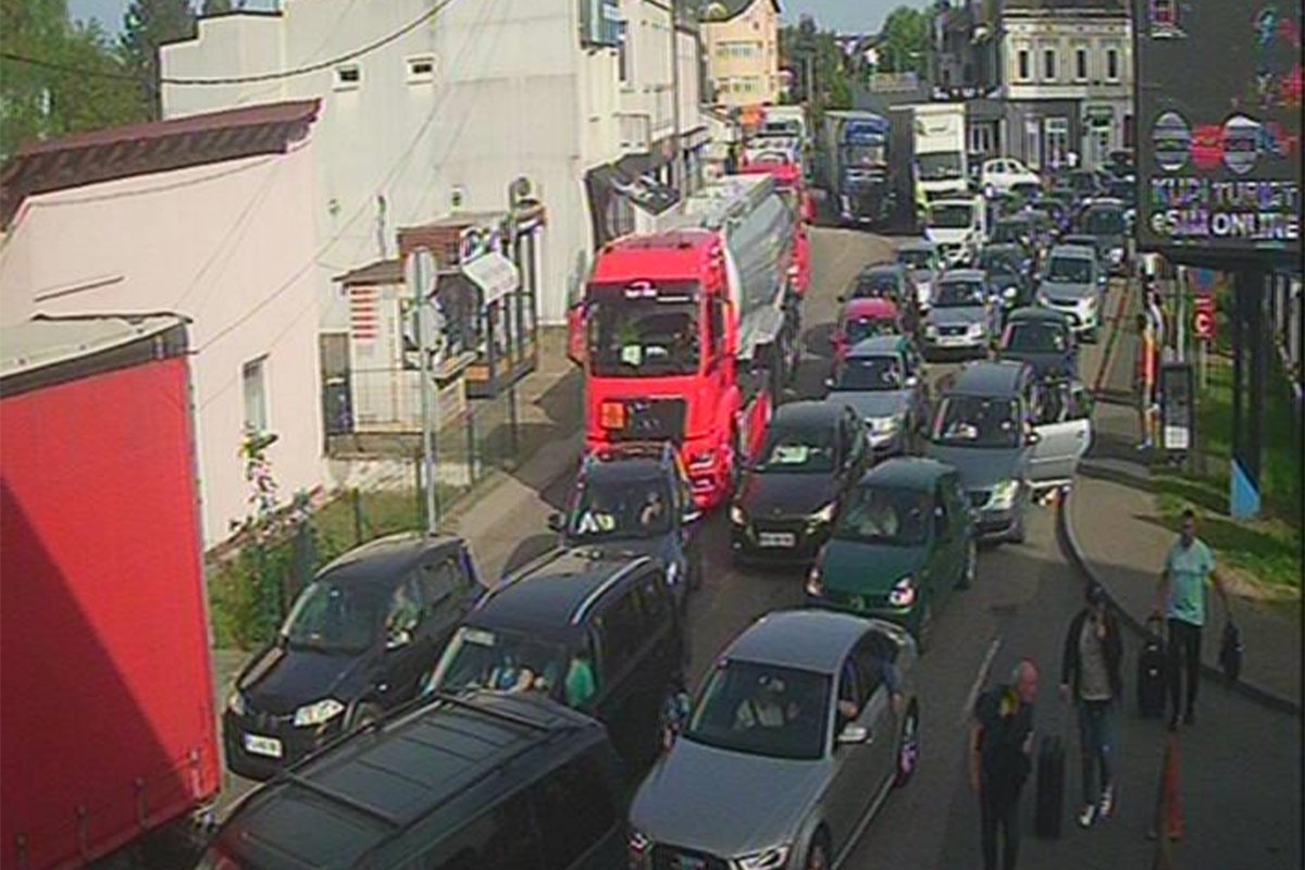 Duge kolone na izlazima iz BiH