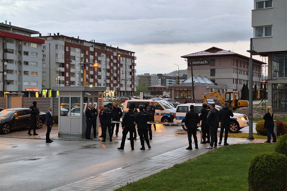 Milorad Dodik i dalje u zgradi Vlade u Lukavici, jake policijske snage ispred zgrade