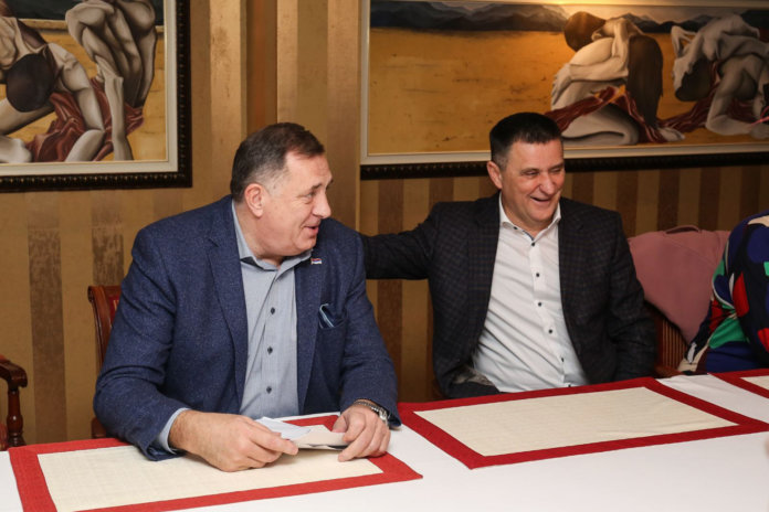 Dodik i Đajić u posjeti dječijim odjelima na UKCu povodom Vaskrsa