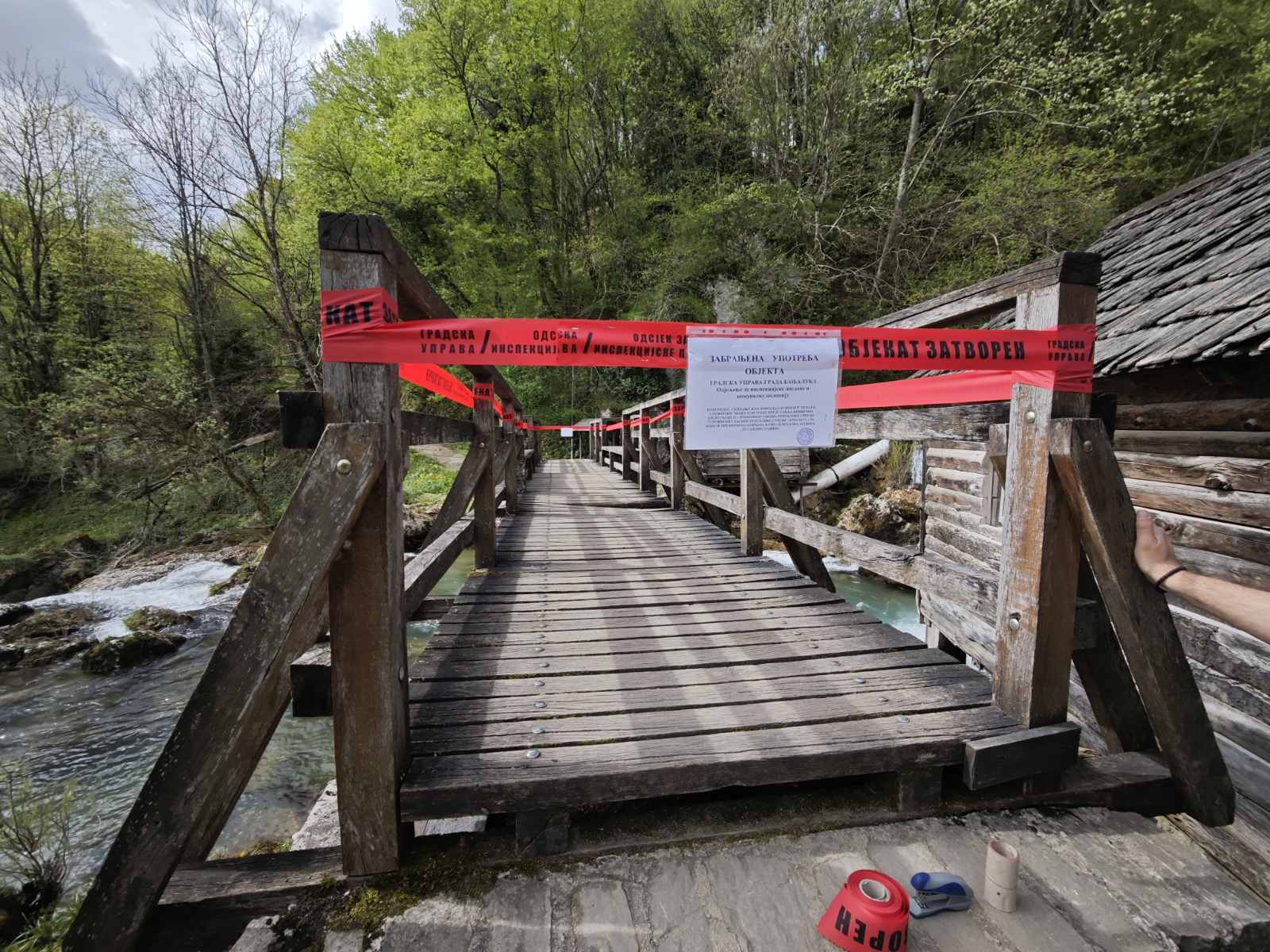 OPASNOST ZA PROLAZNIKE Zatvoren pješački most kod slapova u Krupi na Vrbasu