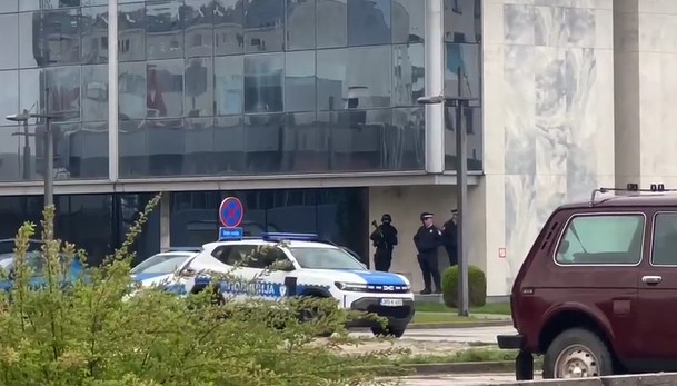 JUTRO NAKON POKUŠAJA HAPŠENJA Policija motri svaki korak oko zgrade Vlade RS u Istočnom Sarajevu